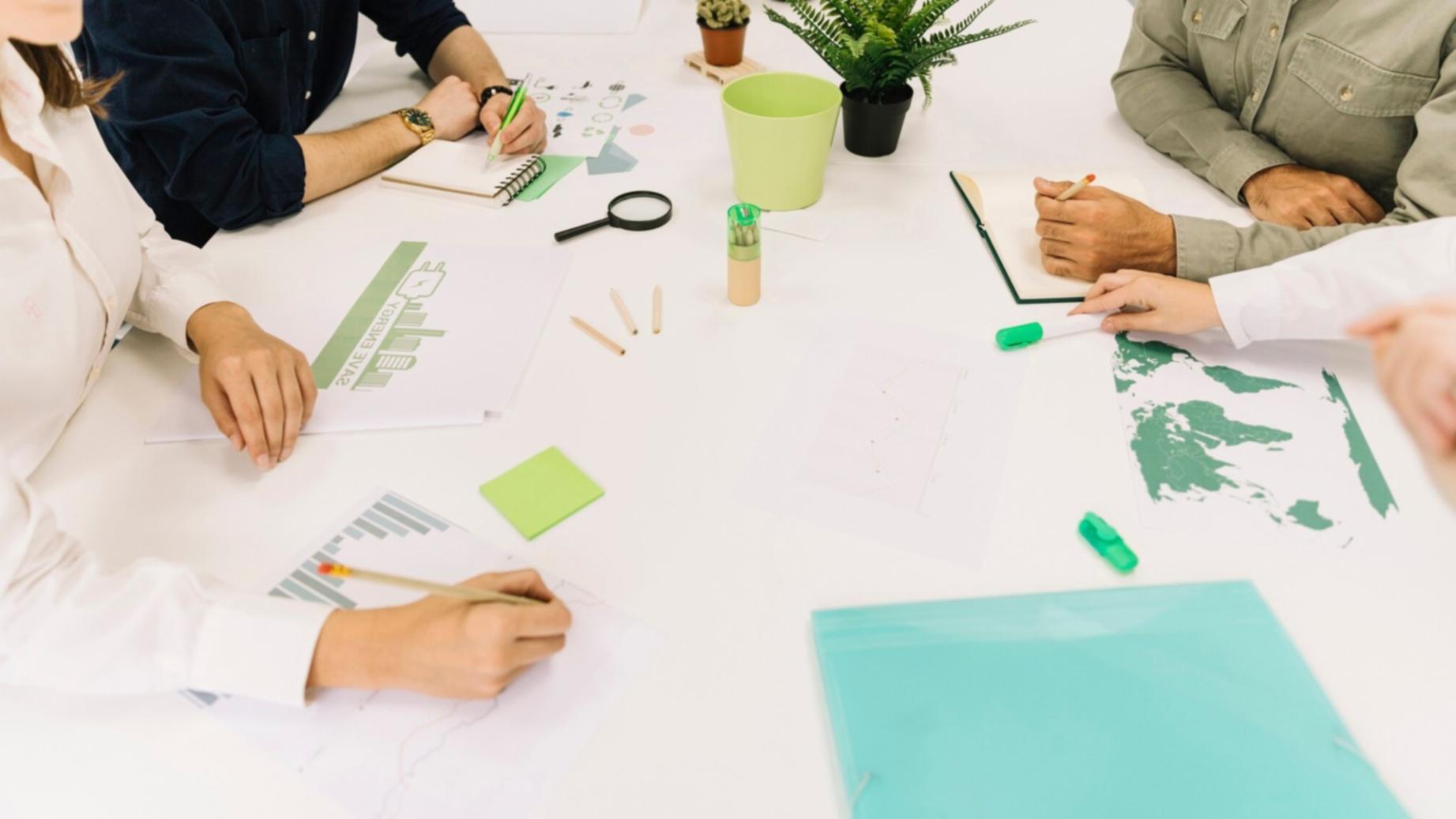 Workspace avec plusieurs écrans affichant des données financières et outils d'analyse
