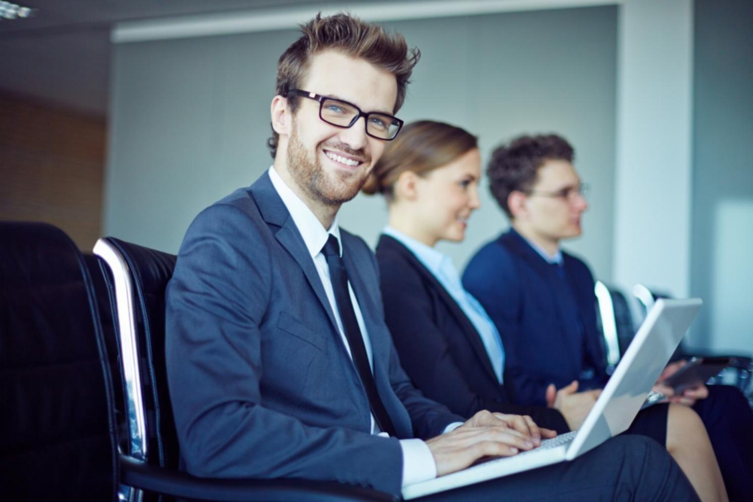Équipe d'experts en analyse financière travaillant sur des solutions budgétaires